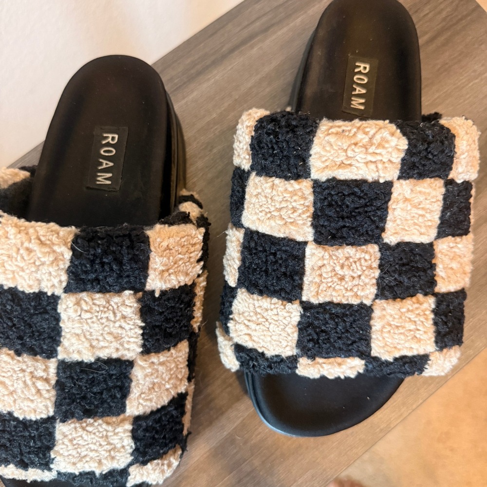 ROAM Slide Sandals Faux Shearling Checkerboard Womens 9 Black Cream Platform